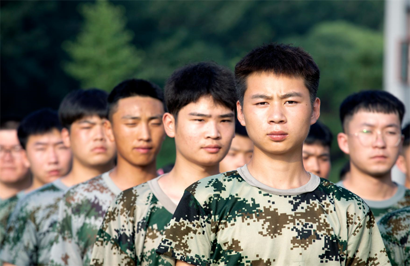 2021年7月6日，北京集团百名应届大学生褪下便服换上军装，在训练场上接受为期2天的军训，享受入职前的第一份美好记忆。